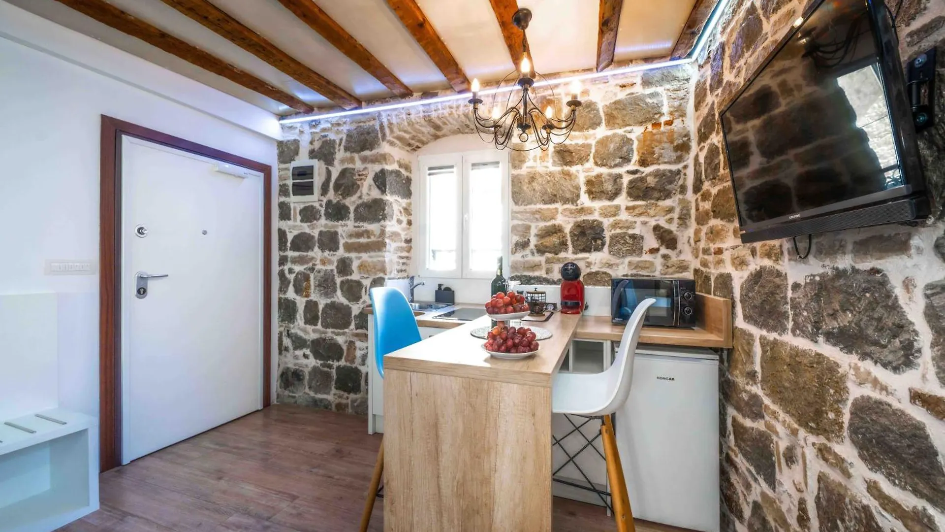 Studio Central Split Apartment