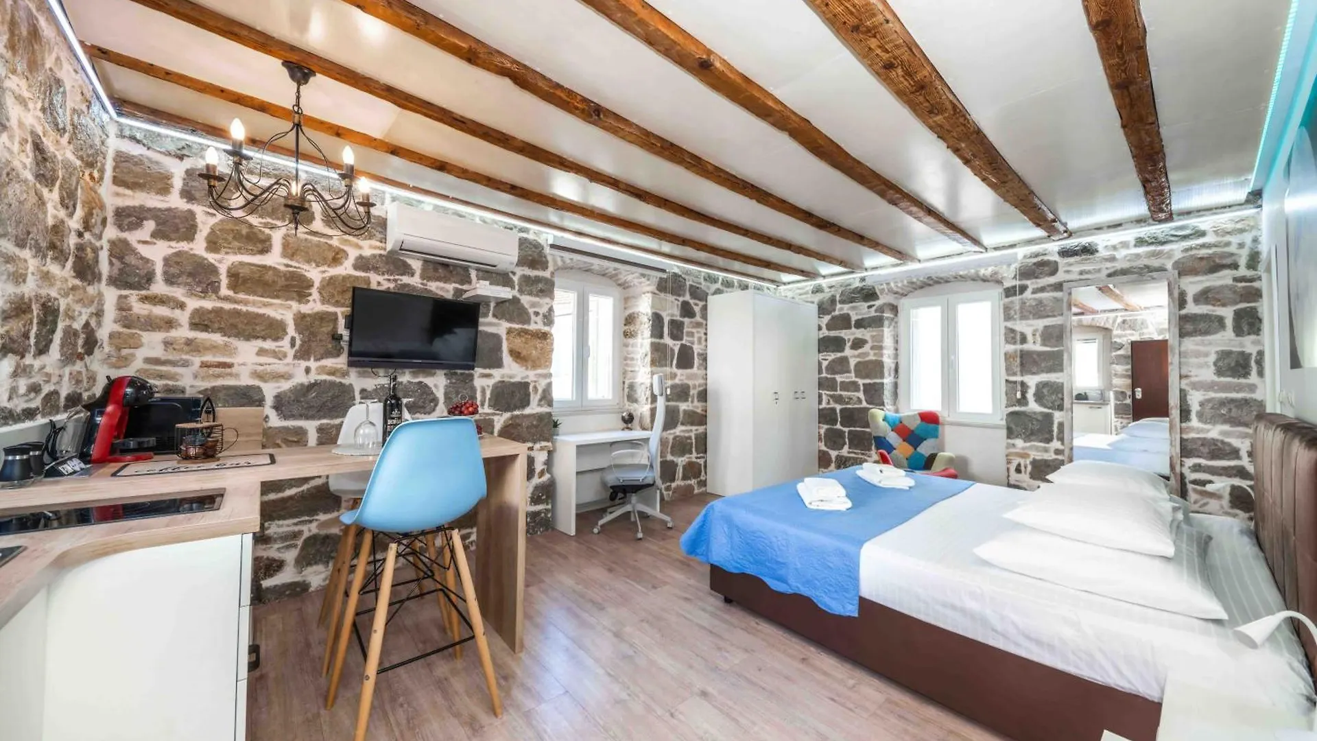 Studio Central Split 0*,  Croatia